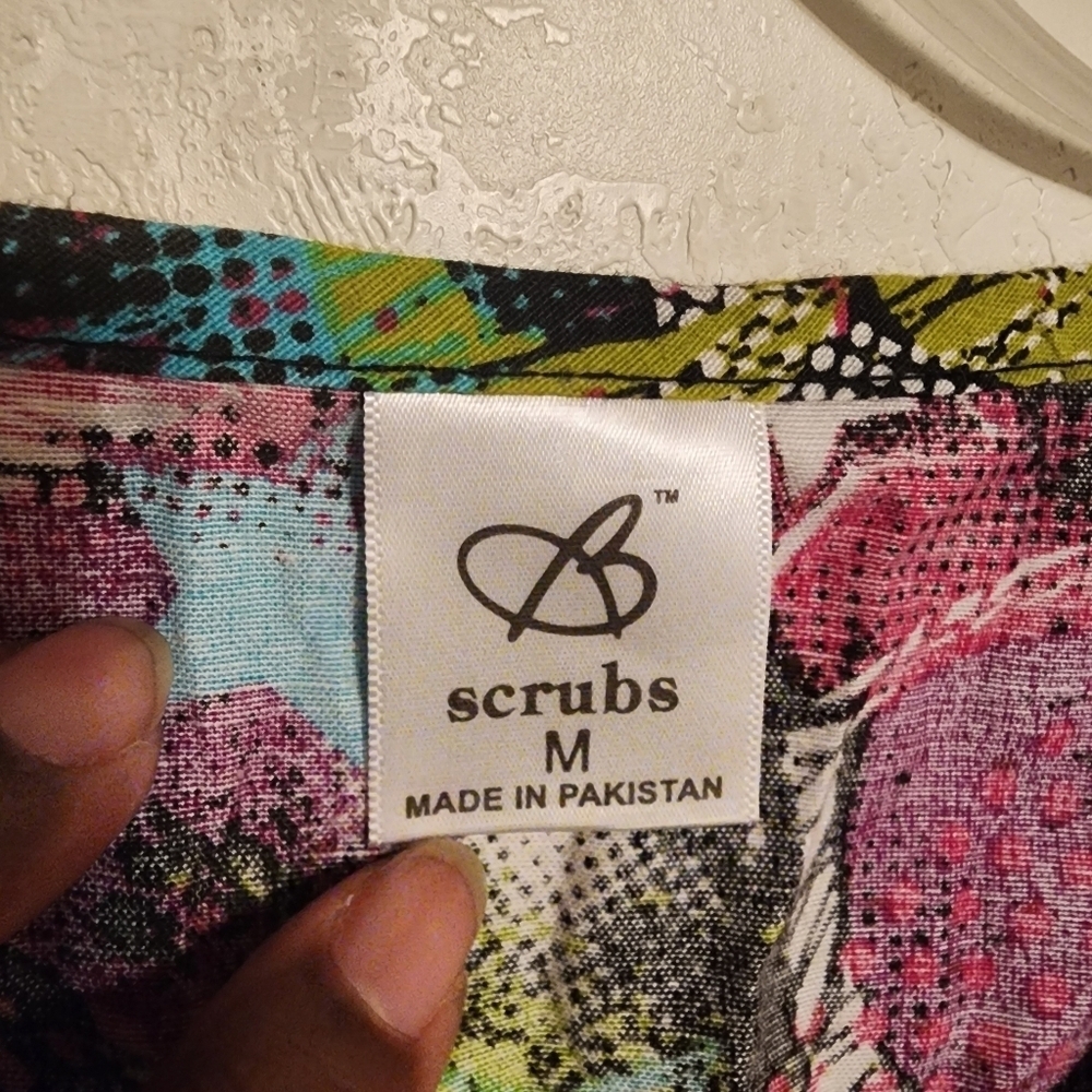 Bobbie Brooks Scrub Top Hearts Multicolor Size M NWOT - Picture 2 of 6